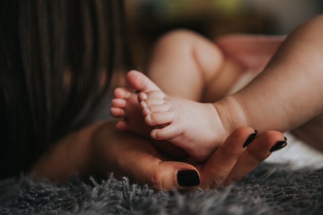 Béranyaság: Családokat megmentő áldás, vagy a gazdagok luxusjátéka?