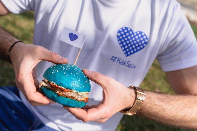 Kék hamburgerrel az autizmussal élőkért