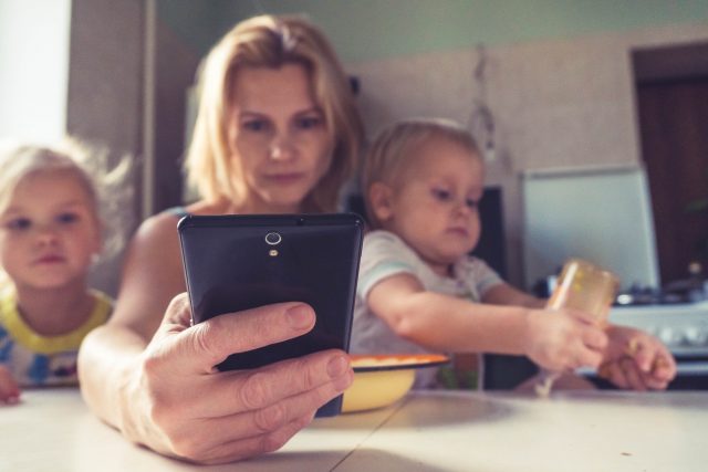 A telefonod mögé bújsz a családod elől?