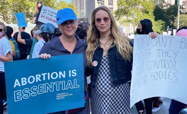Az abortuszhoz minden nőnek joga van!