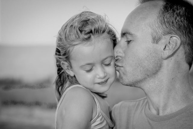 A szeretet osztható apa és nevelőapa között?