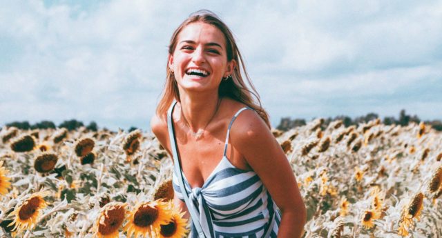 Egy nő tequilát és sót kerít, ha az élet citrommal kínálja!