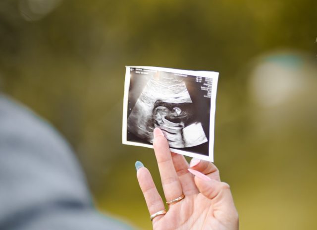 Szívhang törvény: a zsarolás hatására nem születik több gyerek!