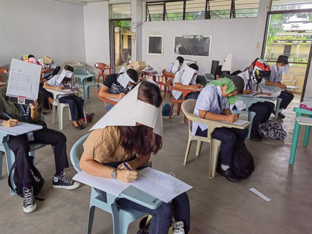 Puskázás elleni sisakok készítésére kérte a diákokat egy Fülöp-szigeteki tanár