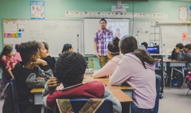 „A tisztességes pedagógusok teljesítménye nem a fizetésüktől függ…”