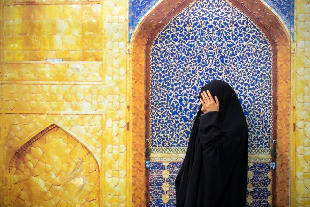 Irán: hidzsábokat égetnek a fiatal lányok tüntetéseken!