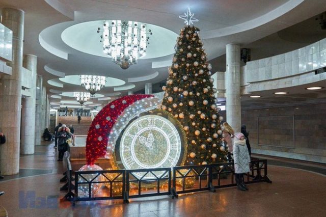 Egy metróállomás oltalmában állították fel a karácsonyfát Ukrajnában