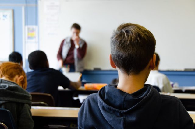 A pedagógus, akinek 15 éves fiú a szeretője, és akit a törvény véd